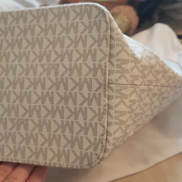 Sold BIG NWT MICHEAL Micheal KORS OF STOCK NWT TRAVEL SIGNATURE JET SET TRAVEL - Picture 15 of 16